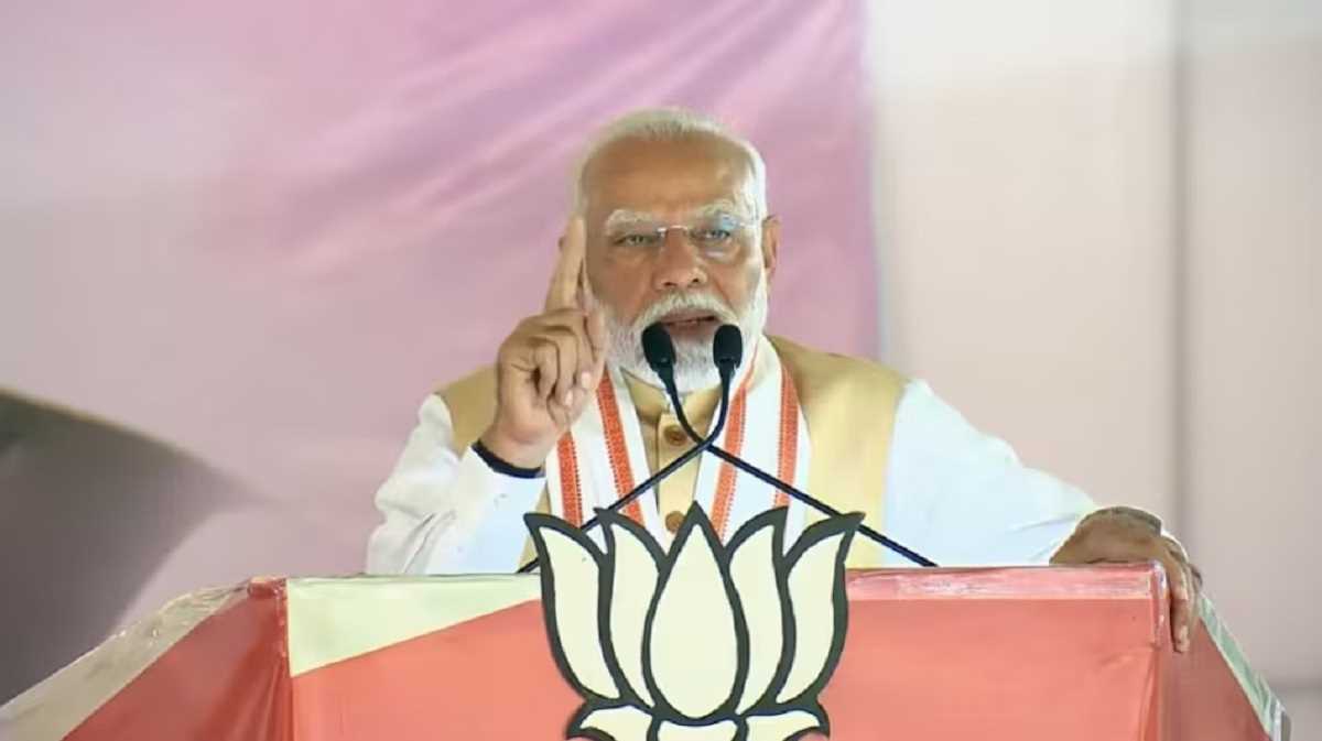 महाअघाड़ी की गाड़ी में न पहिए हैं और न ब्रेक, ड्राइवर के लिए हो रहा है झगड़ा : धुले में बोले पीएम मोदी महाअघाड़ी की गाड़ी में न पहिए हैं और न ब्रेक, ड्राइवर के लिए हो रहा है झगड़ा : धुले में बोले पीएम मोदी